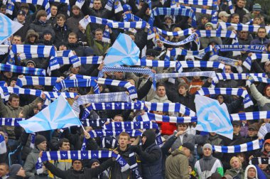 Dinamo kiev takımı taraftarları desteklerini göstermek