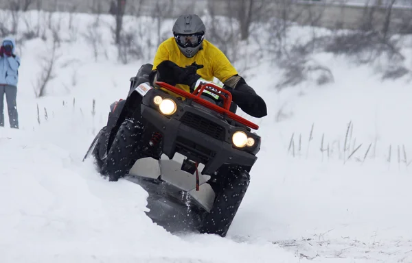 Fahrer des Quads fährt über Schneepiste — Stockfoto
