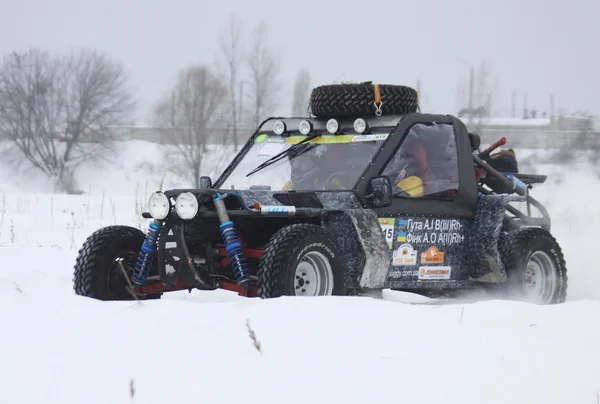 Les pilotes du quad roulent sur la piste de neige — Photo