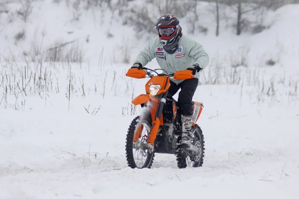 Motorista da moto passeios sobre pista de neve — Fotografia de Stock