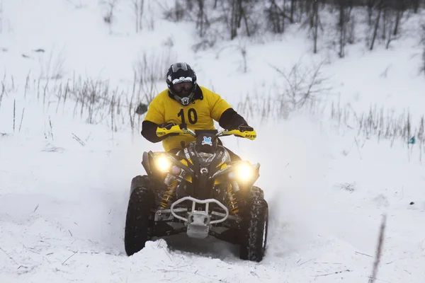 El conductor de la bici cuádruple pasea sobre pista de nieve —  Fotos de Stock