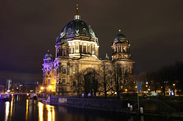 밤에 베를린 대성당 (Dom 베를린) — 스톡 사진