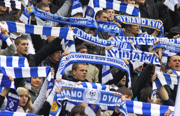 Kibiców drużyny FC dynamo Kijów — Zdjęcie stockowe