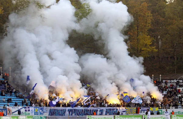 FC Dynamo Kiev équipe ultra supporters brûler des fusées éclairantes — Photo