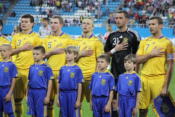 Spieler der ukrainischen Fußballnationalmannschaft singen die Hymne — Stockfoto