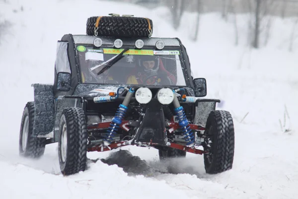Les pilotes du quad roulent sur la piste de neige — Photo