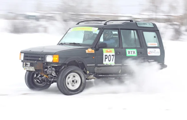L'équipage de l'Ukraine Racing Team survole la piste de neige — Photo
