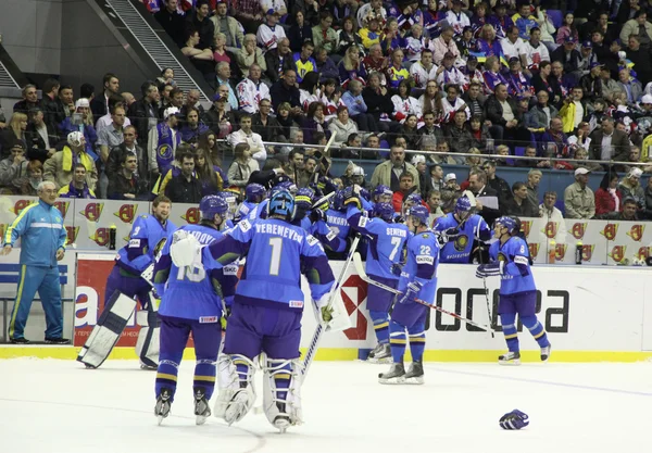 Match de hockey sur glace entre l'Ukraine et le Kazakhstan — Photo