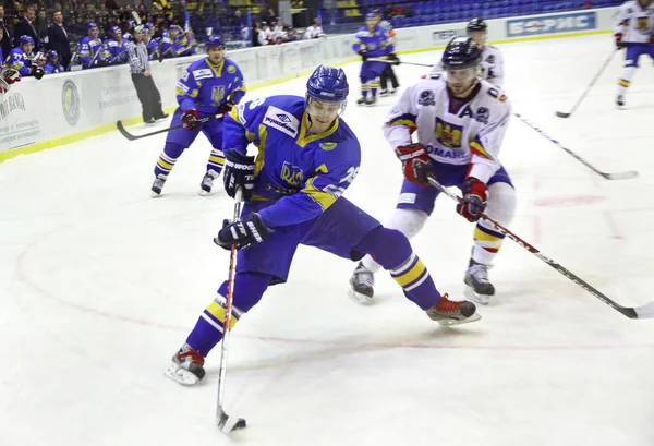 Гра хокей між Україною та Румунії — стокове фото