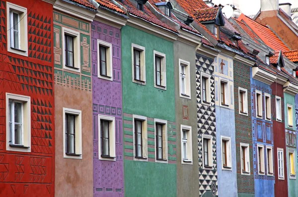 Coloridas casas en la Plaza del Mercado Viejo en Poznan —  Fotos de Stock