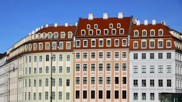 Барвистими будинками на площі Ноймаркт у Дрездені — стокове фото