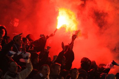 FC Dinamo Kiev ultras (ultra destekçileri) işaret fişeği yakmak