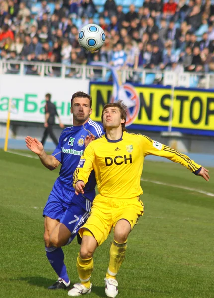 Andriy Shevchenko de Dynamo Kyiv (L) e Oleg Shelayev de Metali — Fotografia de Stock