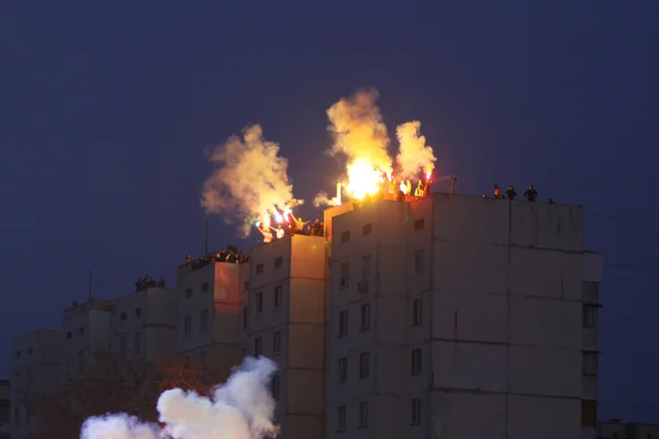 FC dynamo Kiev ultra aanhangers branden fakkels — Stockfoto
