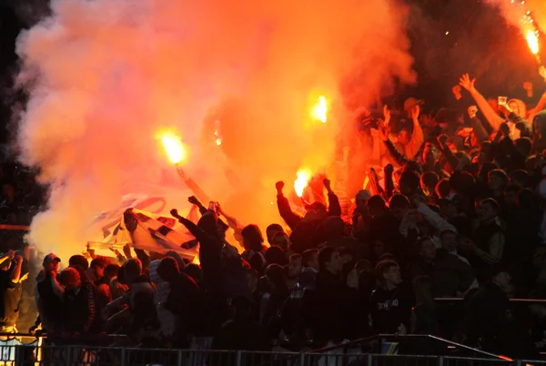 FC dynamo Kiev ultra anhängare bränna nödraketer — Stockfoto