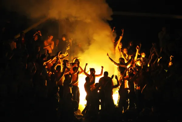 FC Obolon Kiev ultras brûlent des fusées éclairantes — Photo
