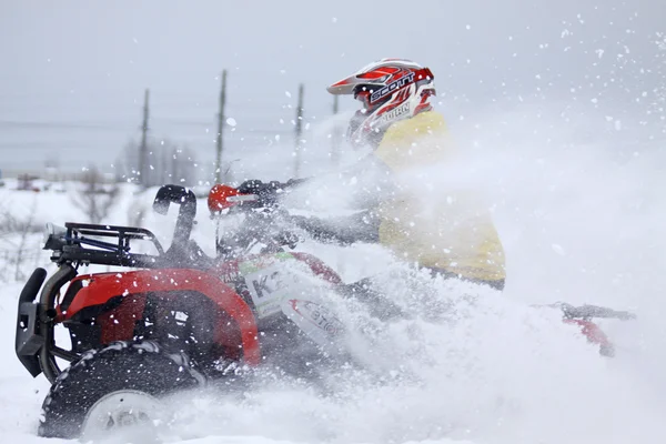 Den fyrhjuling driver Rider över snö spår — Stockfoto