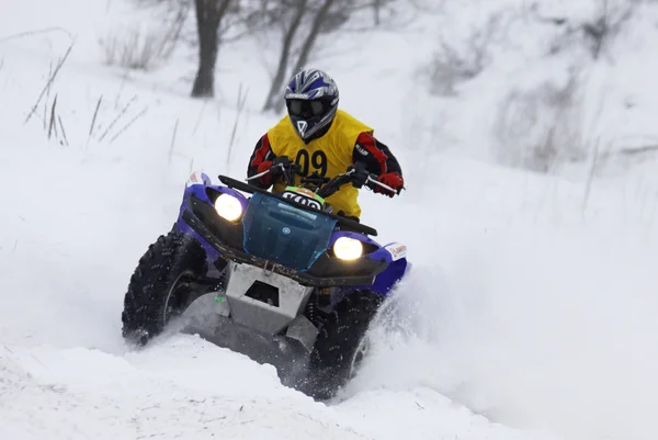 De quad bike stuurprogramma rijdt via zandpad sneeuw — Stockfoto