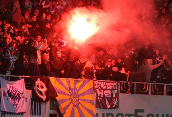 FC Dynamo Kiev ultras (ultra anhängare) bränna nödraketer — Stockfoto