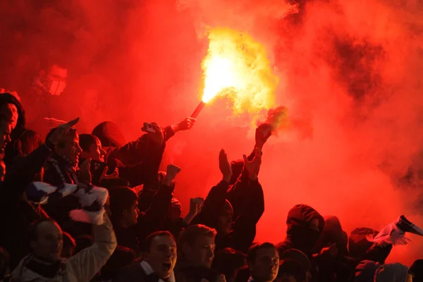 FC Dynamo Kiev ultras (ultra anhängare) bränna nödraketer — Stockfoto