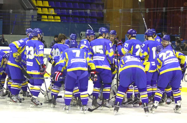 Ukraine ice-hockey players cheer each other up — Stock Photo, Image