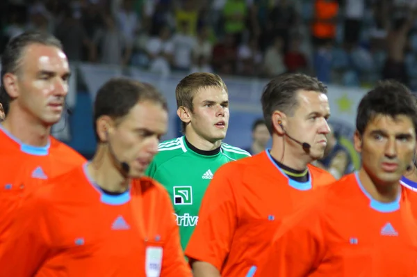 Maxym Koval de Dynamo Kiev et les arbitres — Photo