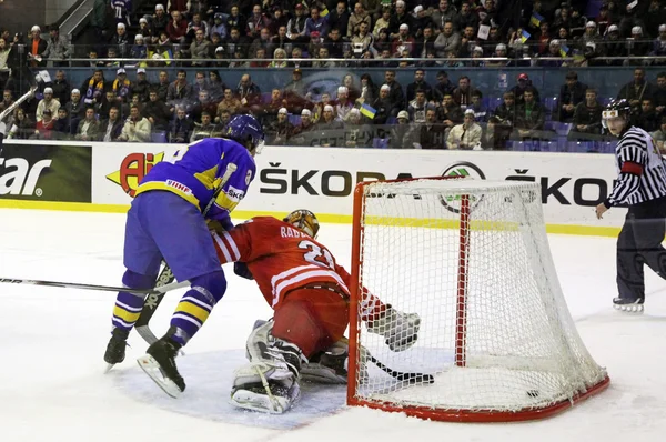 Juego de hockey sobre hielo Ucrania vs Polonia — Foto de Stock