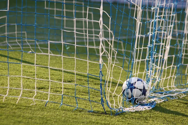 Bola de futebol dentro da rede — Fotografia de Stock