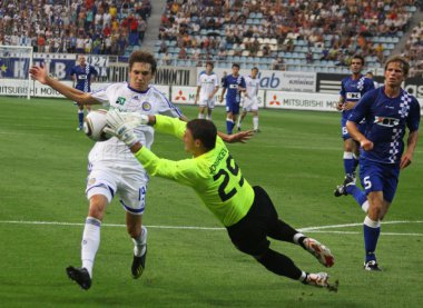 Denys Garmash Dinamo Kiev (L) bir top için Bojan Jo ile savaşır.