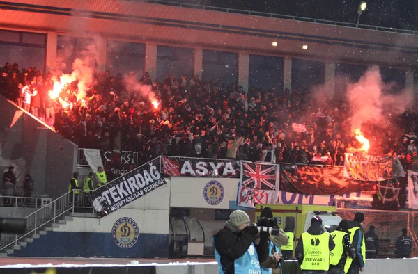 FC Besiktas supporters burn the fires — Stock Photo, Image