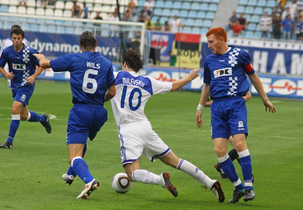 Artem Milevskiy de Dynamo Kyiv (C) lucha por una pelota con Stef W —  Fotos de Stock
