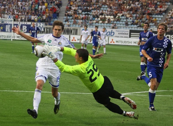 Denys Garmash of Dynamo Kyiv (L) fights for a ball with Bojan Jo — Stock Photo, Image