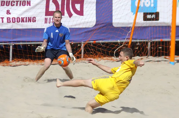 Gra Piłka nożna plaża między Ukrainą i Rosją — Zdjęcie stockowe