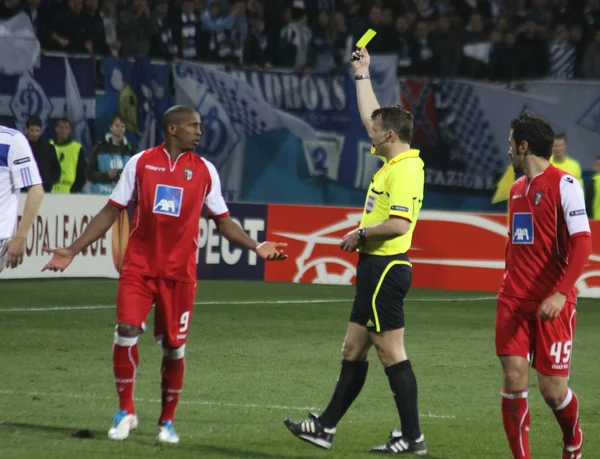 Referee shows the yellow card — Stock Photo, Image
