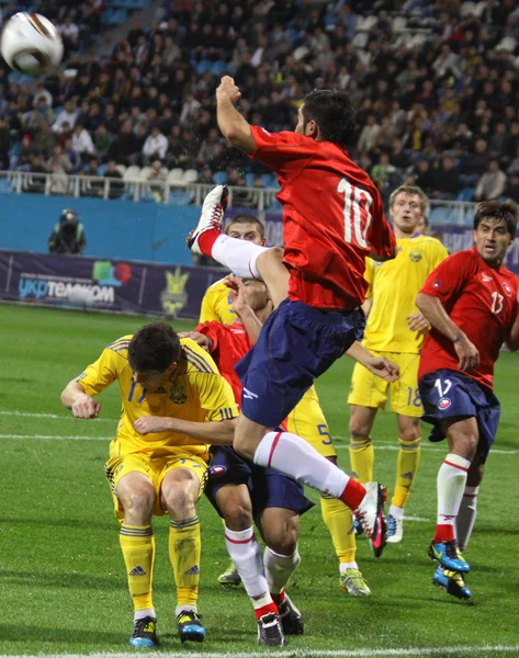 Игроки Украины и Чили борются за мяч — стоковое фото