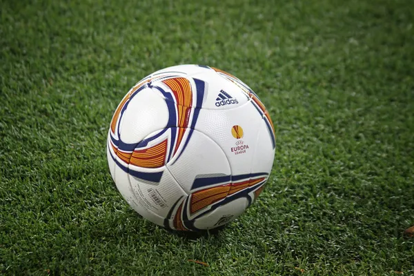 Close-up fotbalový míč na trávě — Stock fotografie
