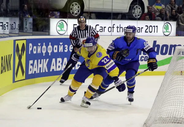 Hóquei no gelo. Ucrânia vs Cazaquistão — Fotografia de Stock