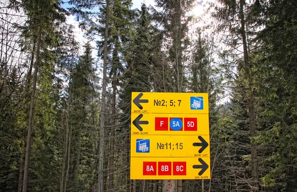 Znak kierunku tras narciarskich — Zdjęcie stockowe