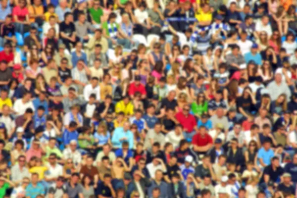Multidão turva de espectadores em um tribuno de estádio — Fotografia de Stock