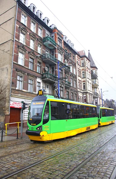 Poznan bir sokakta modern tramvay — Stok fotoğraf