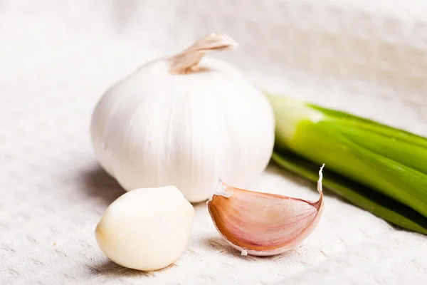 Garlic on tablecloth — Stock Photo, Image