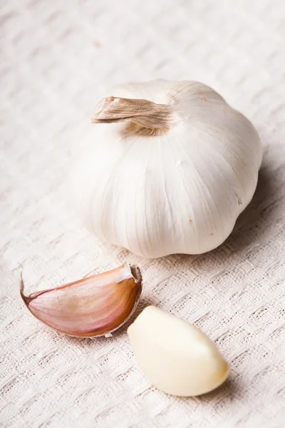 Garlic on tablecloth — Stock Photo, Image