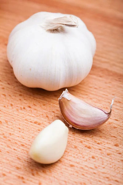 Garlic on hardboard — Stock Photo, Image