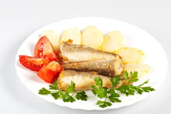 Gebratener Fisch und Kartoffeln — Stockfoto
