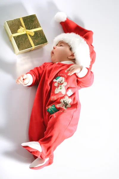 Baby in Weihnachtsmanntracht — Stockfoto