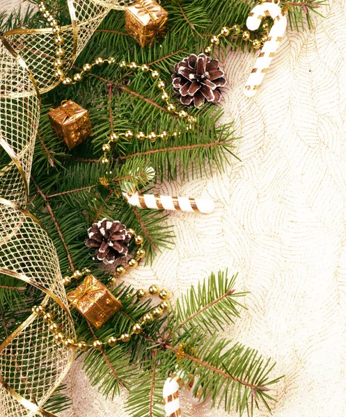 モミの枝上のクリスマスの装飾 — ストック写真