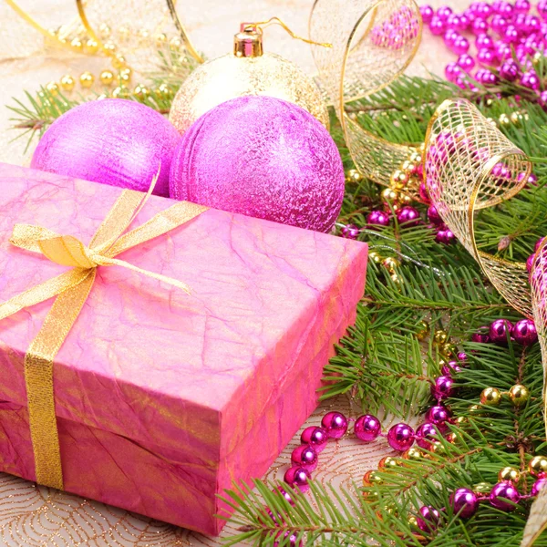 Vánoční zlaté a růžové s větví borovice — Stock fotografie