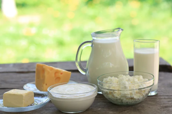 Przetwory mleczne na drewnianym stole — Zdjęcie stockowe