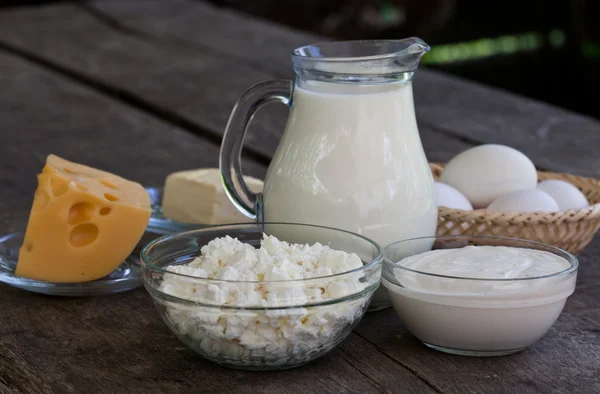 Молочные продукты на деревянном столе — стоковое фото