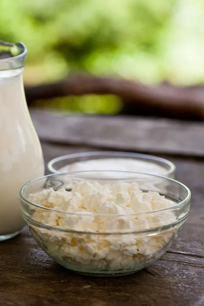 Молочные продукты на деревянном столе — стоковое фото